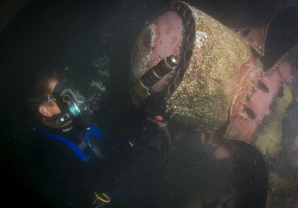 Navy Divers repair USS Dextrous' Propeller