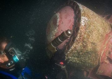 Navy Divers repair USS Dextrous' Propeller