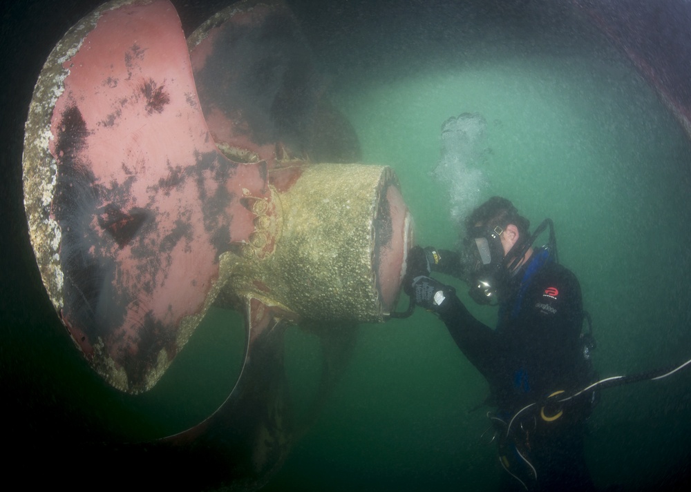 Navy Divers repair USS Dextrous' Propeller