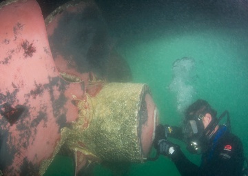 Navy Divers repair USS Dextrous' Propeller