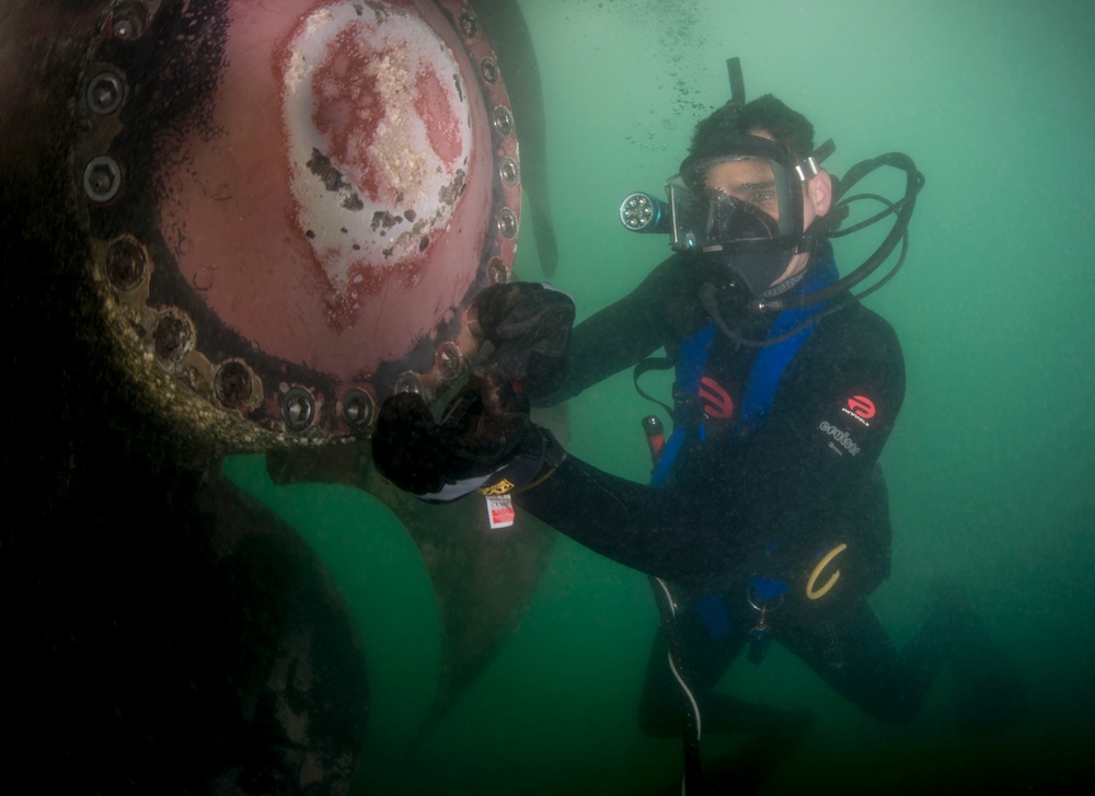 Navy Divers repair USS Dextrous' Propeller
