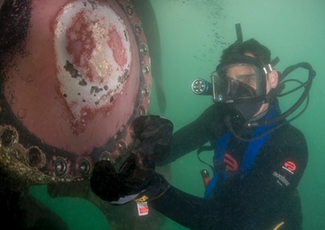 Navy Divers repair USS Dextrous' Propeller