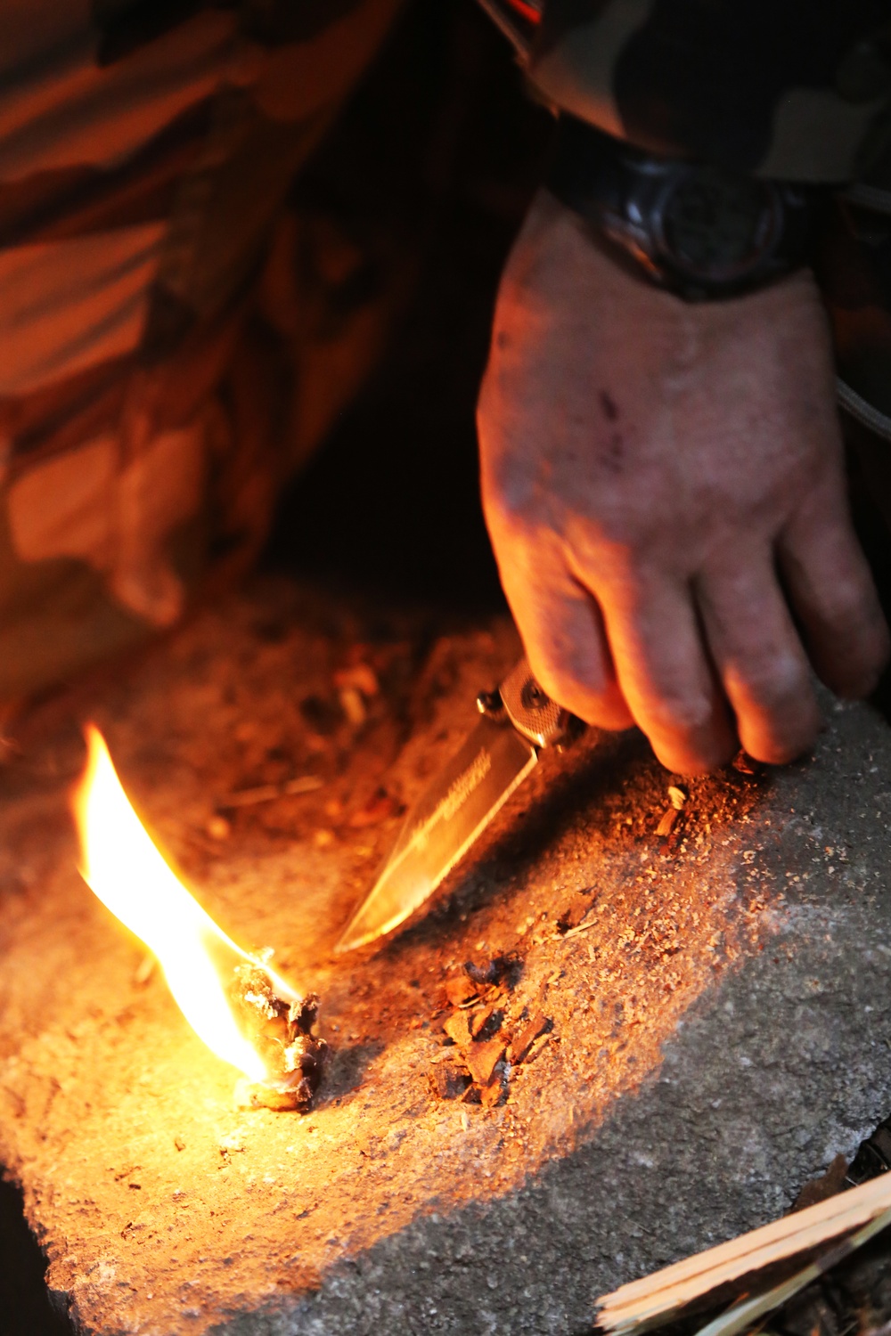 SPMAGTF-CR-AF learns basic survival skills from French Commandos