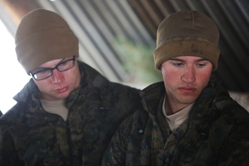 SPMAGTF-CR-AF learns basic survival skills from French Commandos