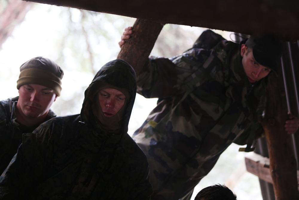 SPMAGTF-CR-AF learns basic survival skills from French Commandos