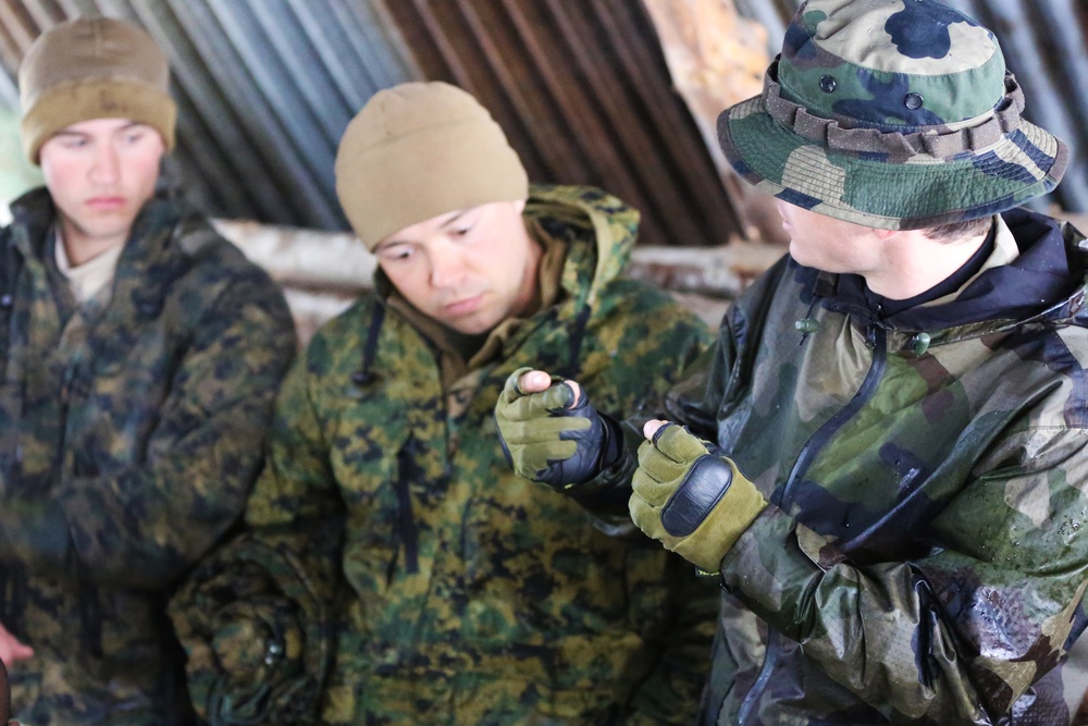 SPMAGTF-CR-AF learns basic survival skills from French Commandos