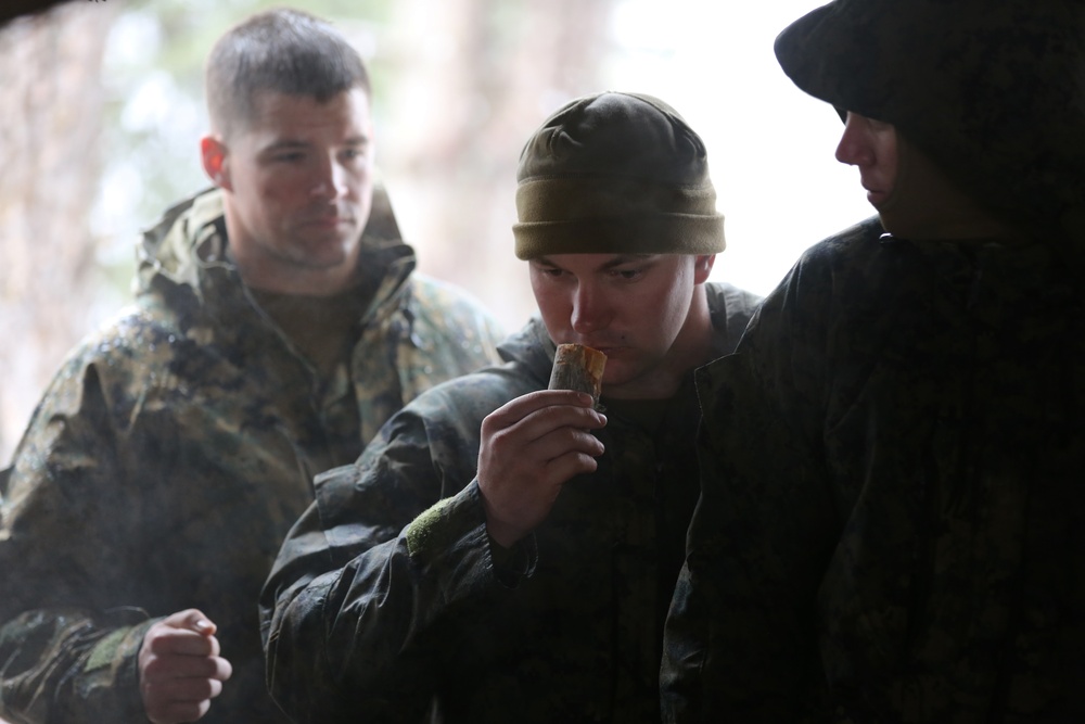 SPMAGTF-CR-AF learns basic survival skills from French Commandos