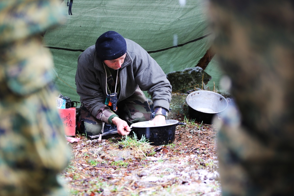 SPMAGTF-CR-AF learns basic survival skills from French Commandos