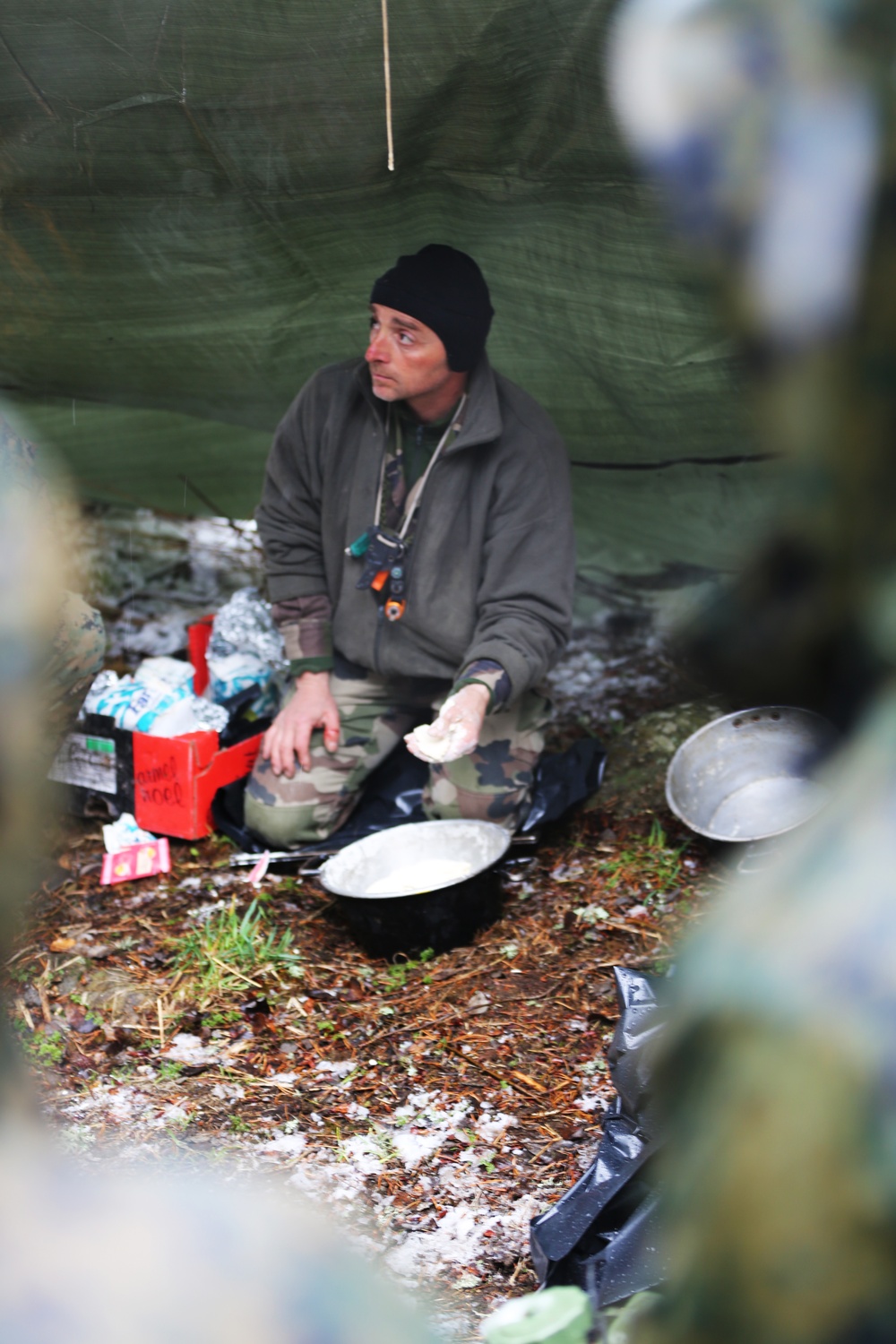 SPMAGTF-CR-AF learns basic survival skills from French Commandos