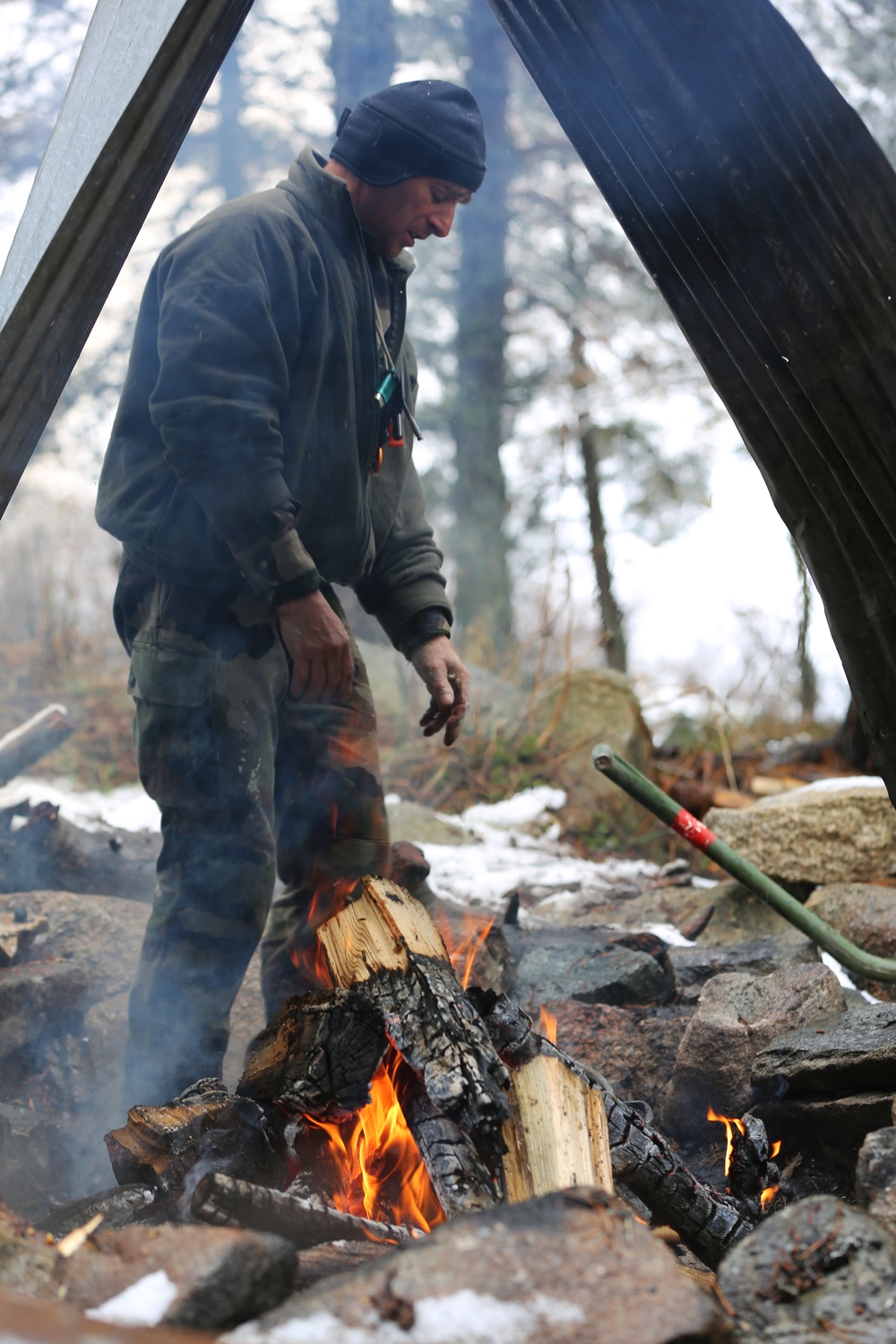 SPMAGTF-CR-AF learns basic survival skills from French Commandos