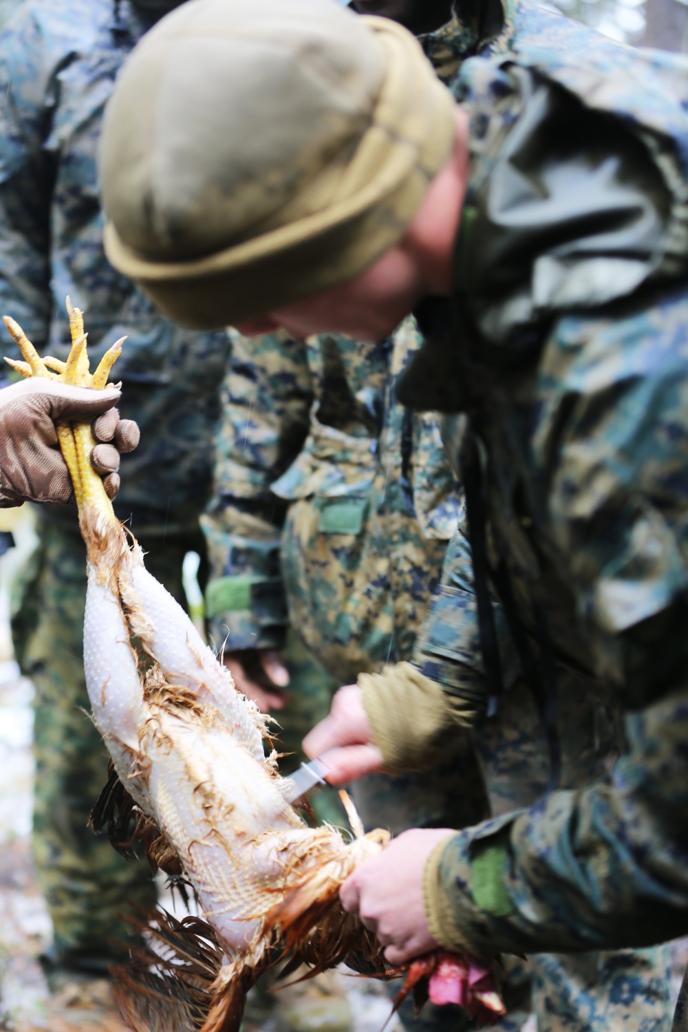 SPMAGTF-CR-AF learns basic survival skills from French Commandos
