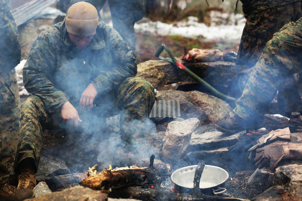 SPMAGTF-CR-AF learns basic survival skills from French Commandos