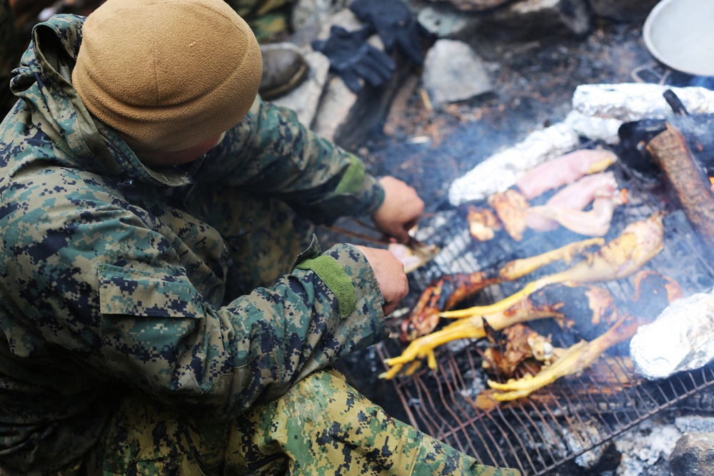SPMAGTF-CR-AF learns basic survival skills from French Commandos