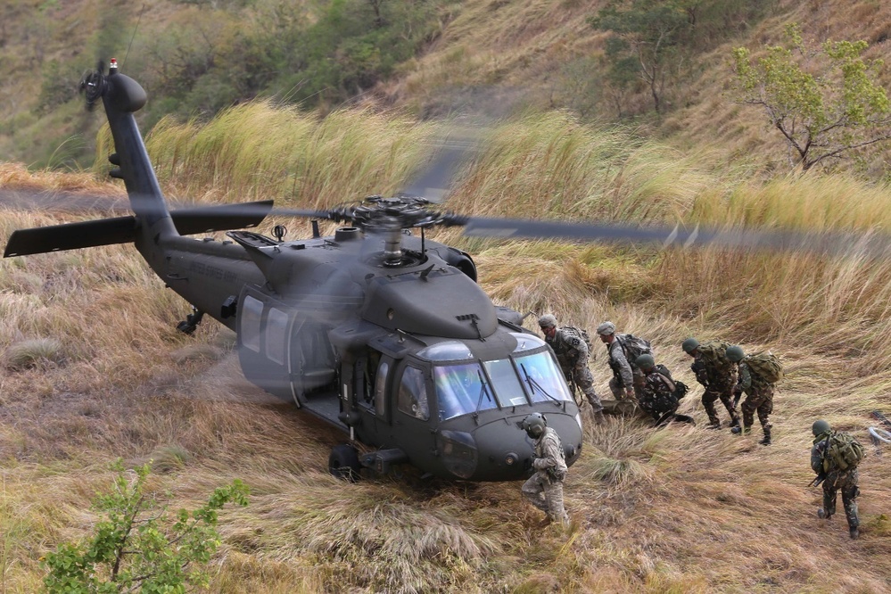 ‘Patriots’ conduct situational training exercise with Filipino soldiers
