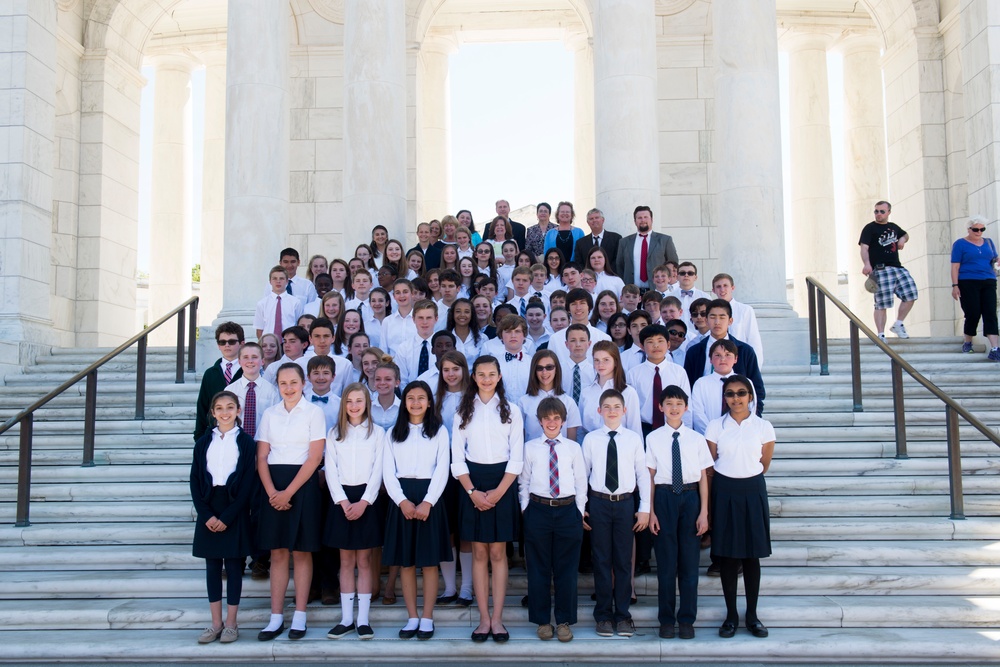 Loudon Day School lays a wreath at the Tomb of the Unknown Soldier in Arlington National Cemetery