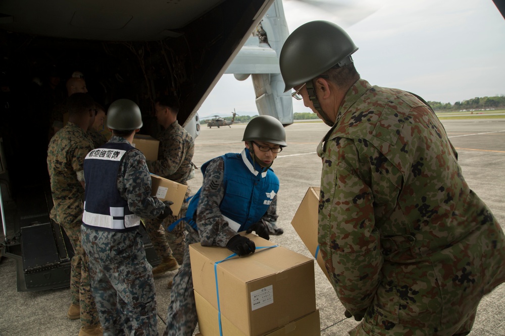 Marines assisst in Japan earthquake relief