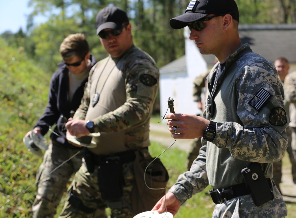 Carteret County Special Response Team trains with Marine Corps explosive ordnance disposal unit