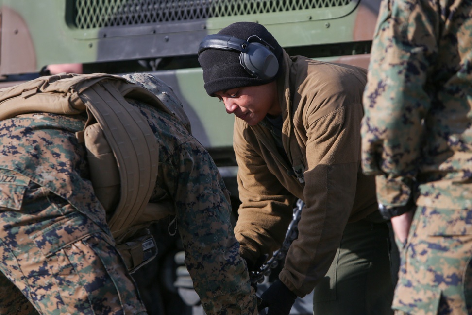 Marines and sailors conduct amphibious training