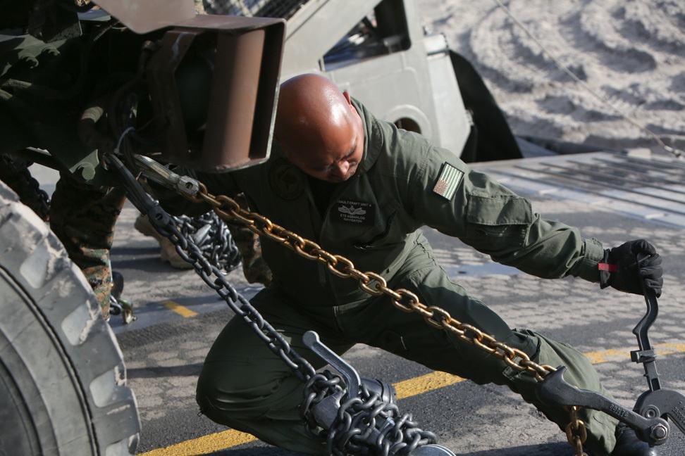 Marines and sailors conduct amphibious training