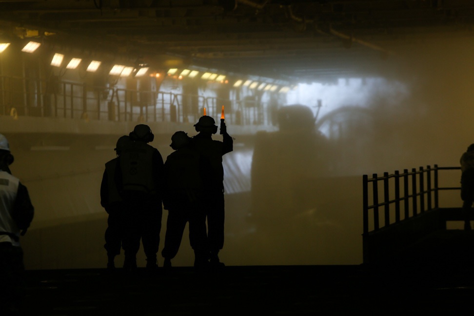Marines and sailors conduct amphibious training