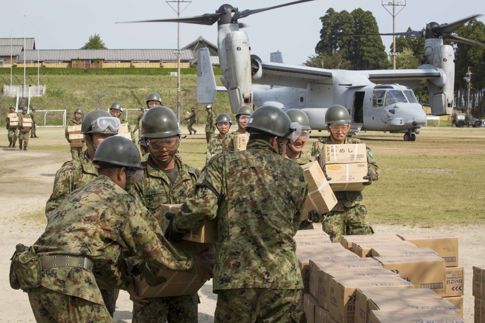 JSDF, U.S. Marines continue Ship to Shore Earthquake Relief