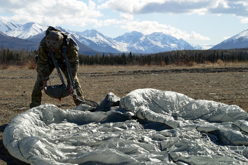 Airmen and Soldiers participate in Grizzly Breakup training exercise on JBER