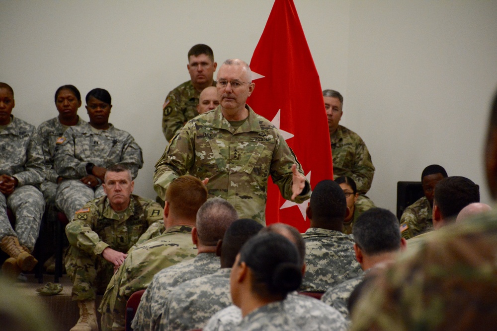 First Army commanding general visits with DIVWEST