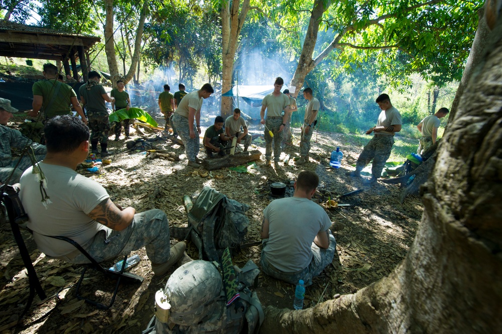 Philippine Army and U.S. Army Soldiers Learn Jungle Survival