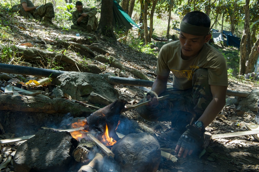 Philippine Army and U.S. Army Soldiers Learn Jungle Survival