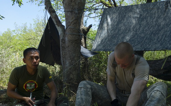 Philippine Army and U.S. Army Soldiers Learn Jungle Survival