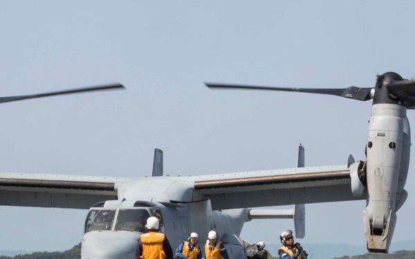 JSDF, U.S. MARINES CONTINUE EARTHQUAKE RELIEF EFFORTS