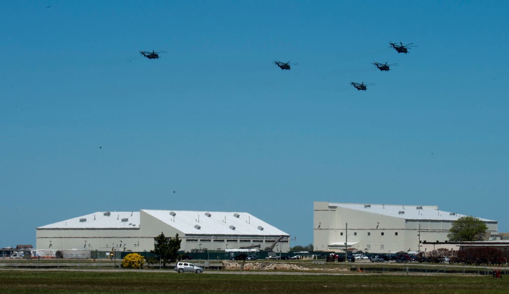 HM-14 conducts five-helicopter formation