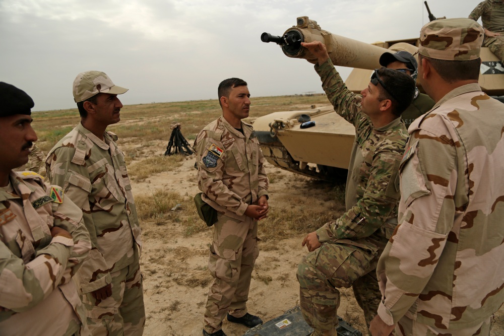 Iraqi soldiers train on M1 Abrams tanks