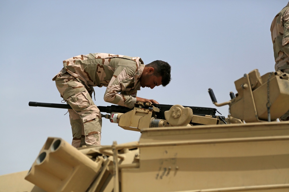 Iraqi soldiers train on M1 Abrams tanks