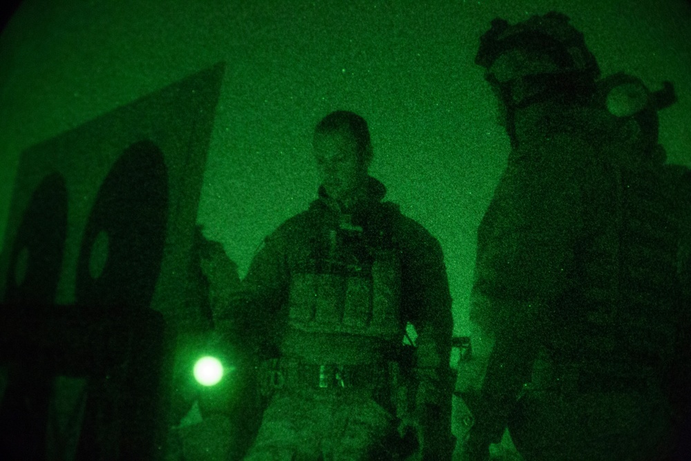 Australian Army trains Iraqi Security Forces in Night Shooting