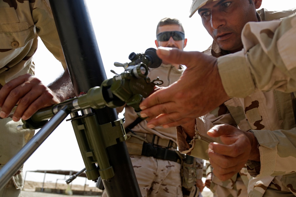 Iraqi soldiers learn mortar techniques