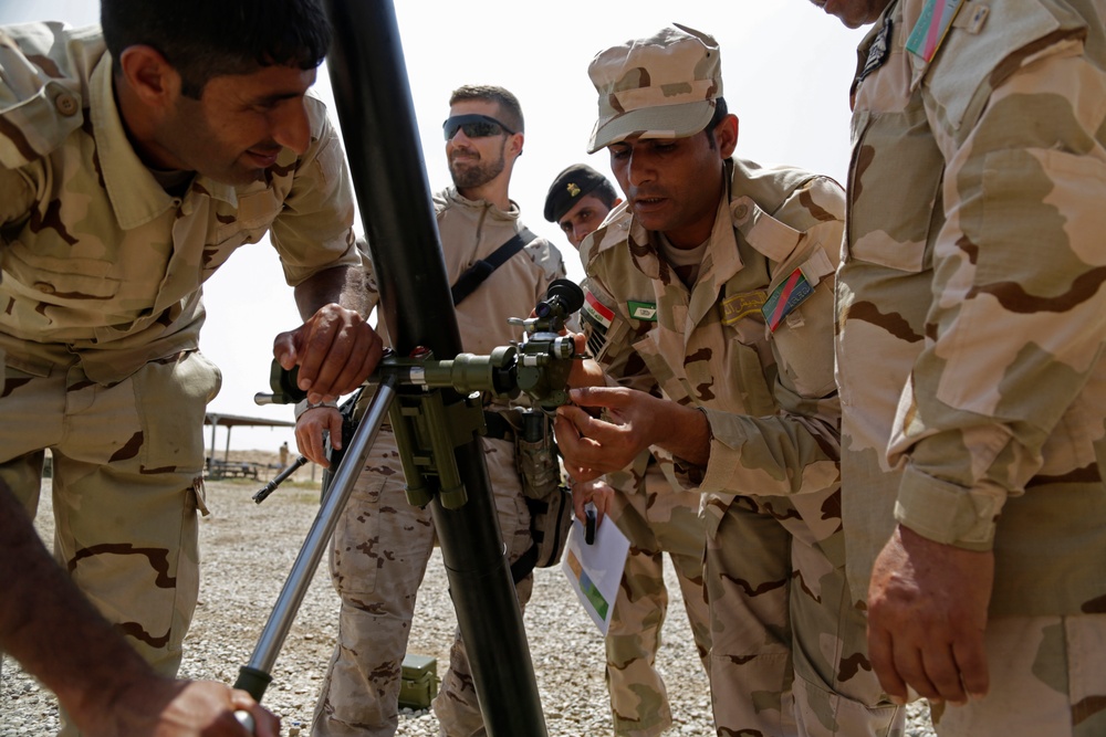 Iraqi soldiers learn mortar techniques