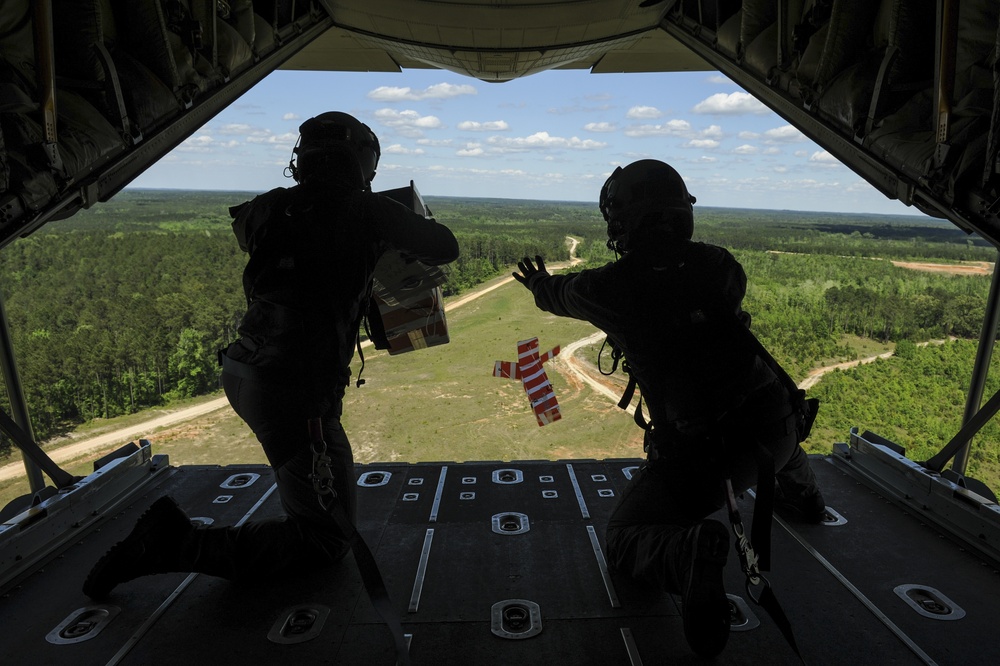 RAAF Airmen deliver heliboxes