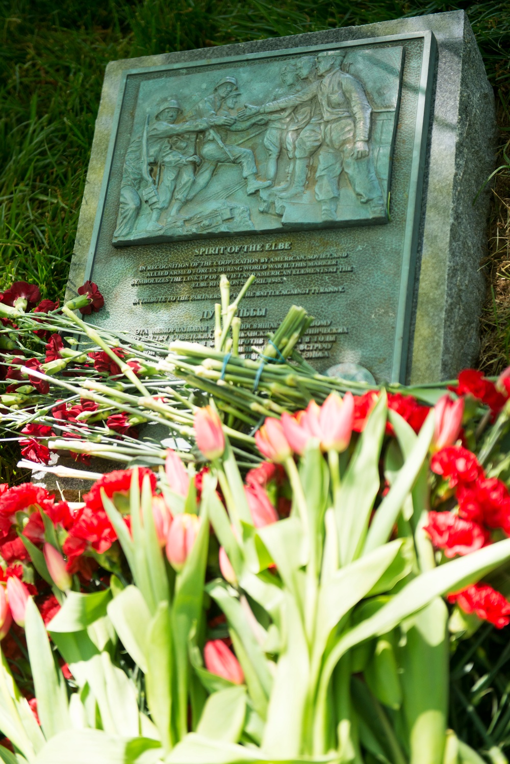 Wreath laying ceremony at the Spirit of the Elbe marker in Arlington National Cemetery