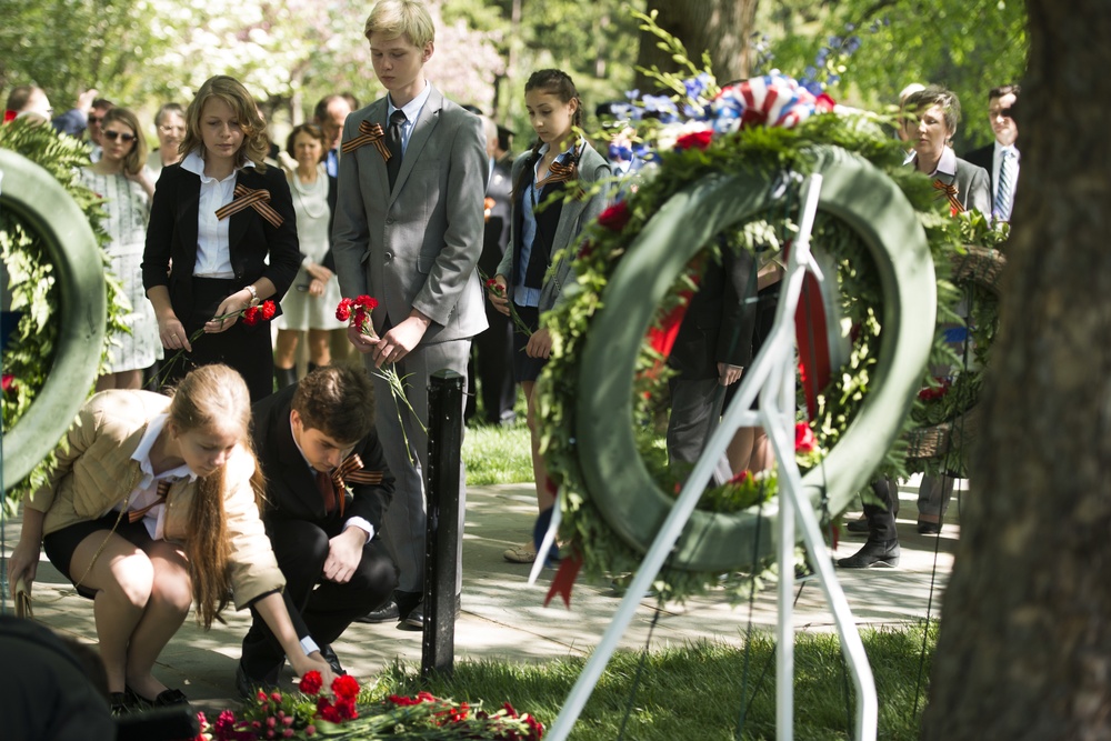 Wreath laying ceremony at the Spirit of the Elbe marker in Arlington National Cemetery