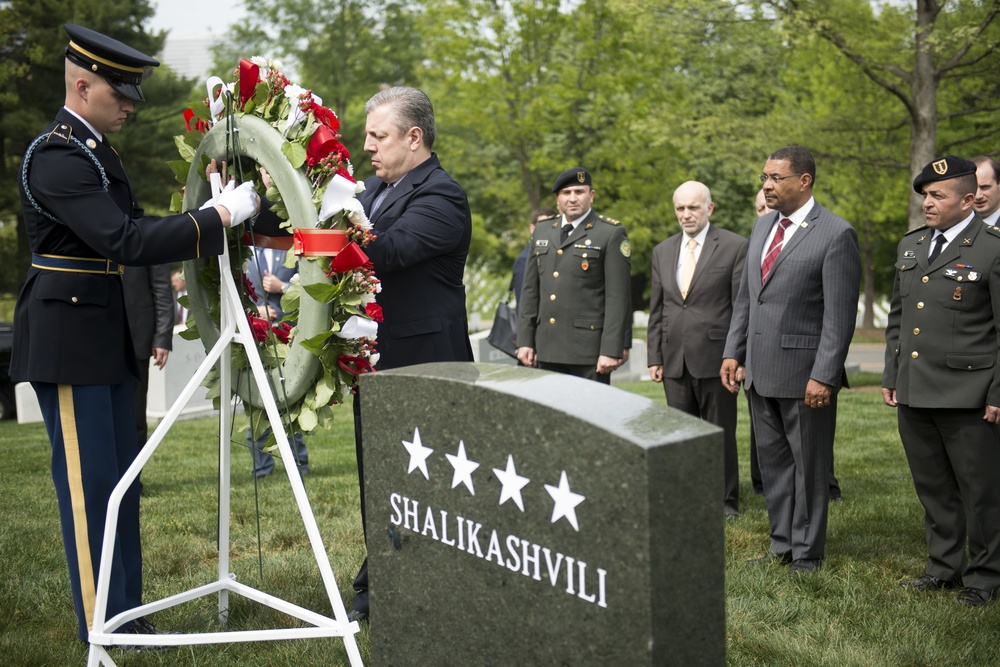 Prime Minister of Georgia lays a wreath at the gravesite of Gen. John Shalikashvili in Section 30 of Arlington National Cemetery