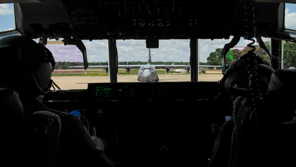 American, Australians execute airlift together