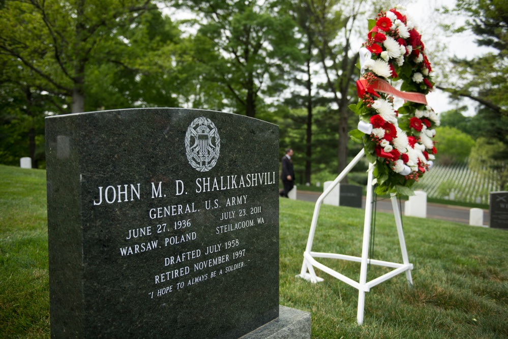 Prime Minister of Georgia lays a wreath at the gravesite of Gen. John Shalikashvili in Section 30 of Arlington National Cemetery