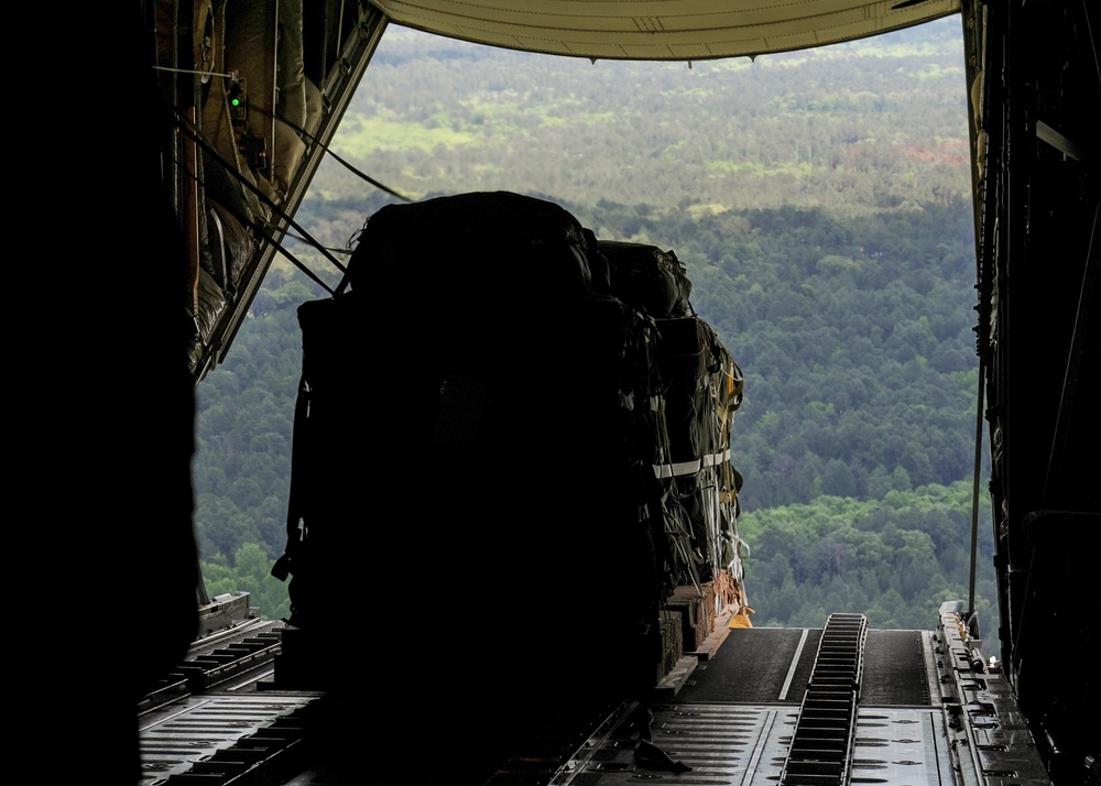 Americans, Australians execute airlift together