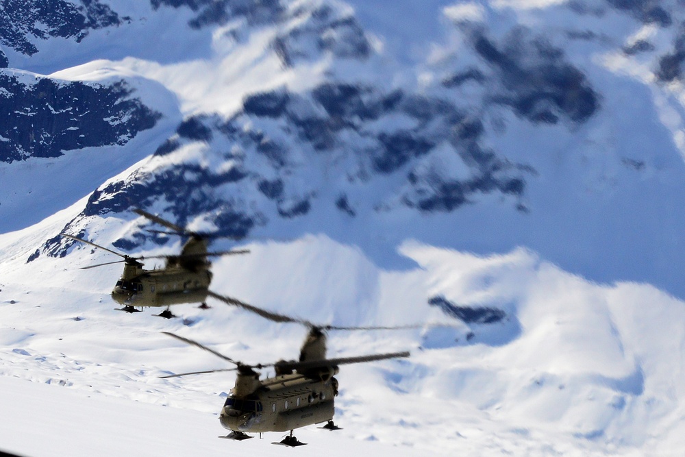 Army aviators help Park Service prep for 2016 Denali climb season