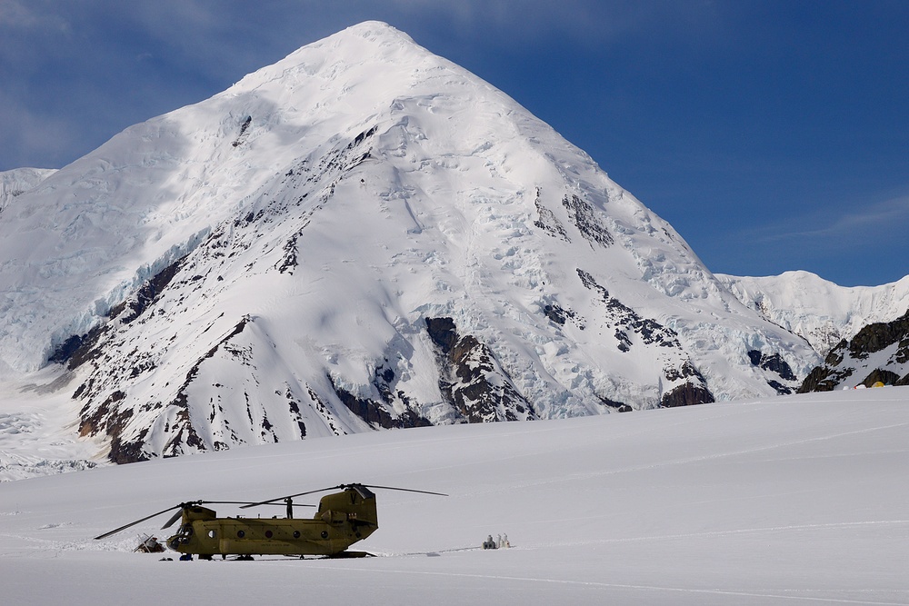 Army aviators help Park Service prep for 2016 Denali climb season