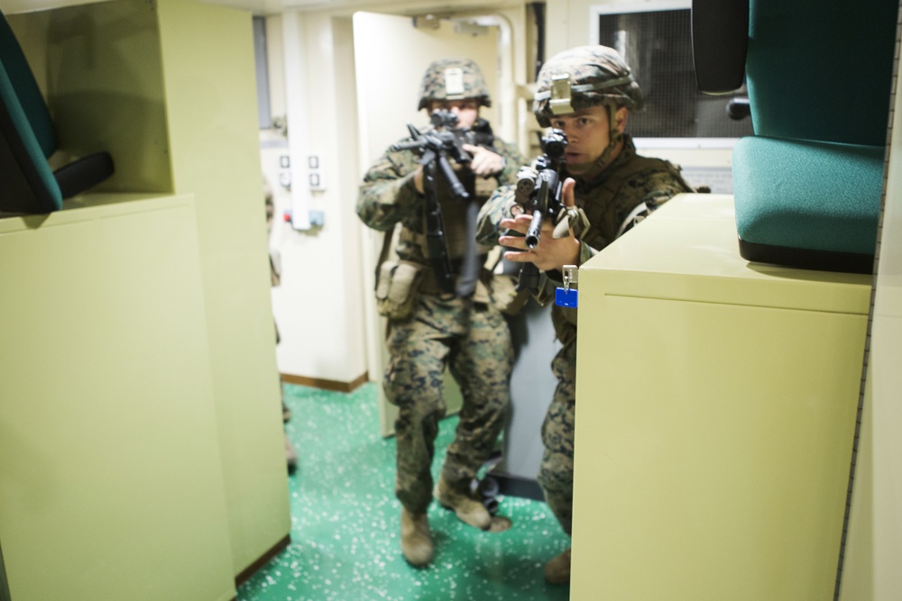 U.S. &amp; Spanish Marines conduct CQB training during AMPHIBEX 16.1