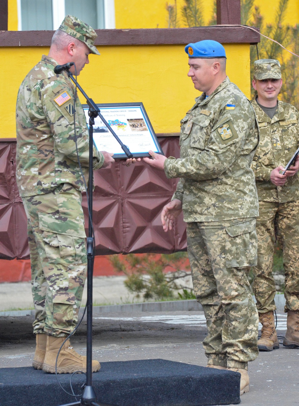 JMTG-U commander presents a certificate to Ukrainian Airborne Battalion Commander