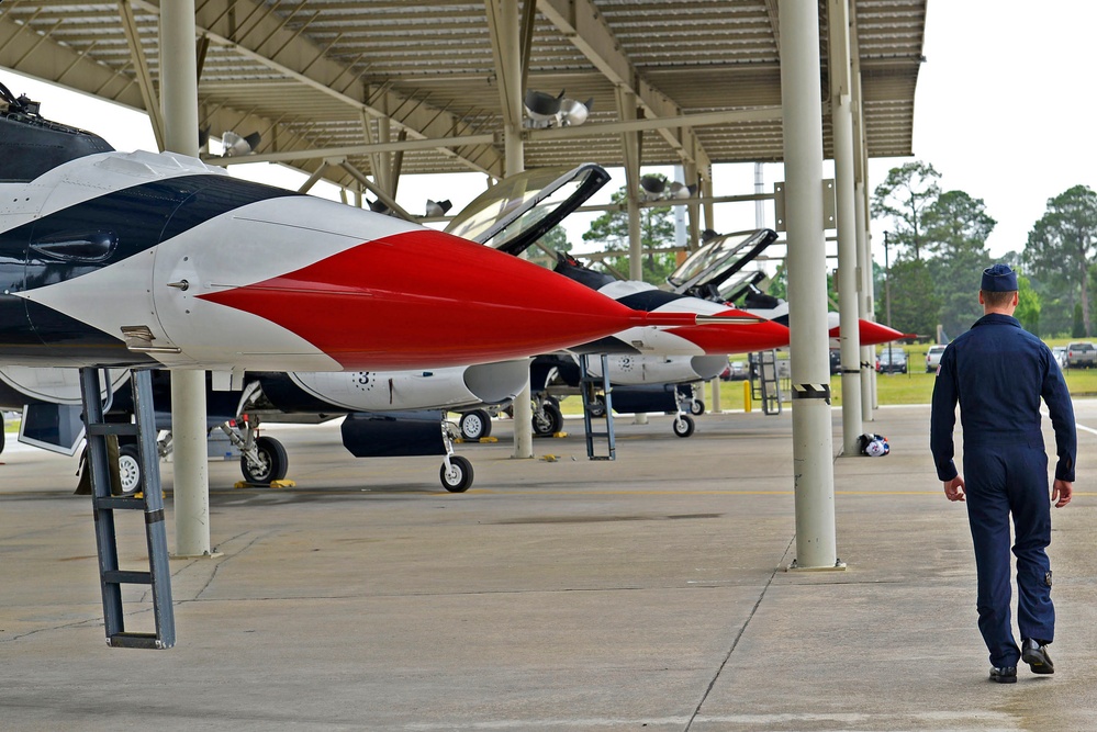 Thunderbirds arrive at Shaw