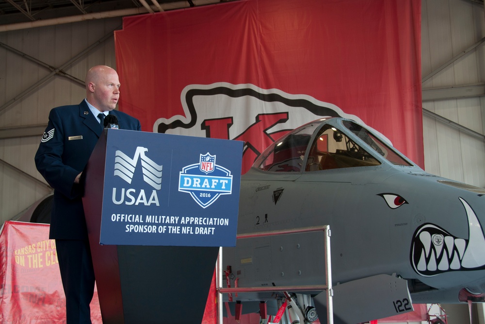 Tech. Sgt. Jason Billingsley announces 203rd NFL draft pick